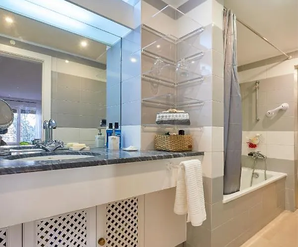 Modern With Swiming Pool & Garage - Apartment *